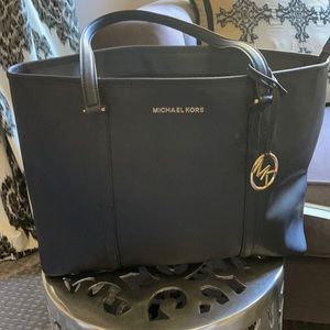Michael Kors medium tote. Shoulder straps. Outside pocket for access. Navy blue